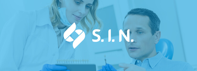 Dentistas pesquisadores observando resultados obtidos com marketing de conteúdo e inbound marketing para ilustrar case S.I.N. - Conteúdo Online